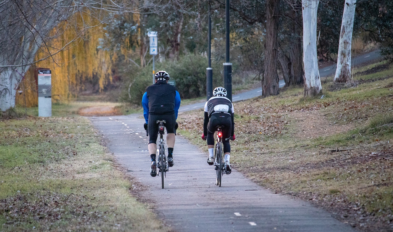 två cyklister på en väg