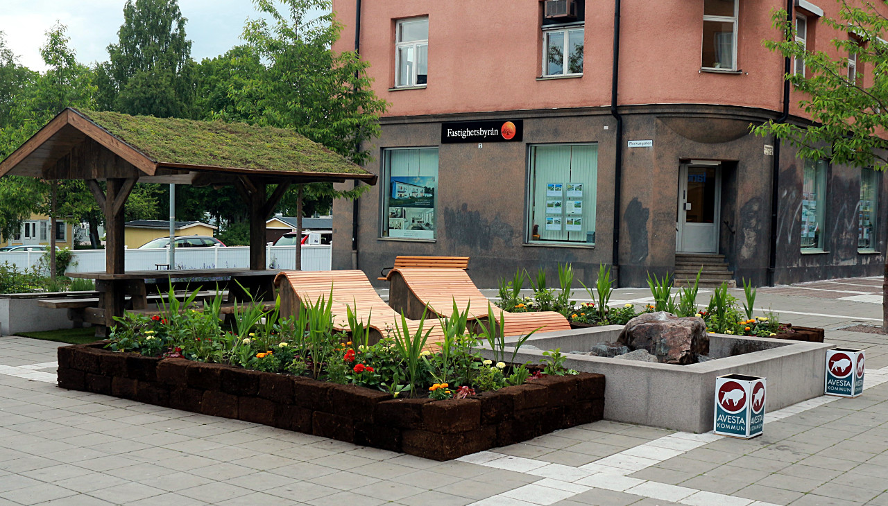 Mitt i centrum har en ny rastplats med campingbord och solstolar ställts ut.