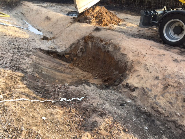 Utgrävning i diket invid RV70. Avesta vatten och avfall har påbörjat initial sanering och kommer att ta prover under dagen.