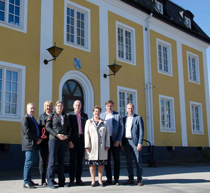 Lars Enoksson, Sussie Berger, länsråd Camilla Fagerberg, Anders Friberg, landshövding Ylva Thörn, Lars Isacsson och Johan Thomasson framför Avestas stadshus