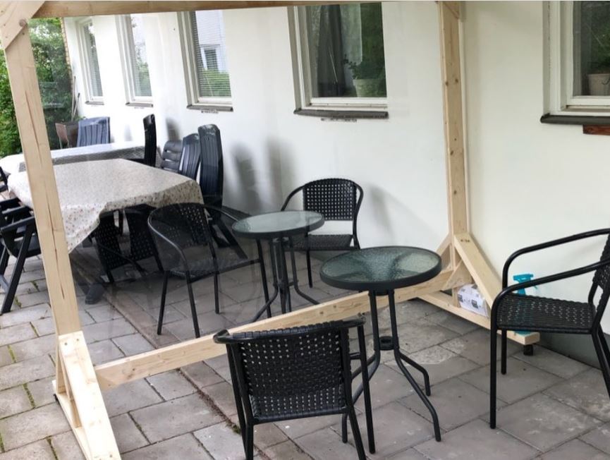 Skärmar av plexiglas i träram på hjul.