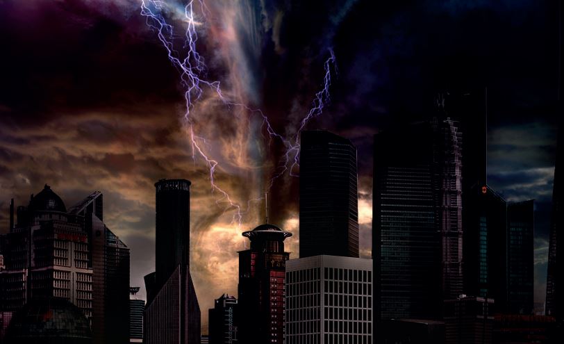En katastroffilm-inspirerad bild över ett samhälle under en storm